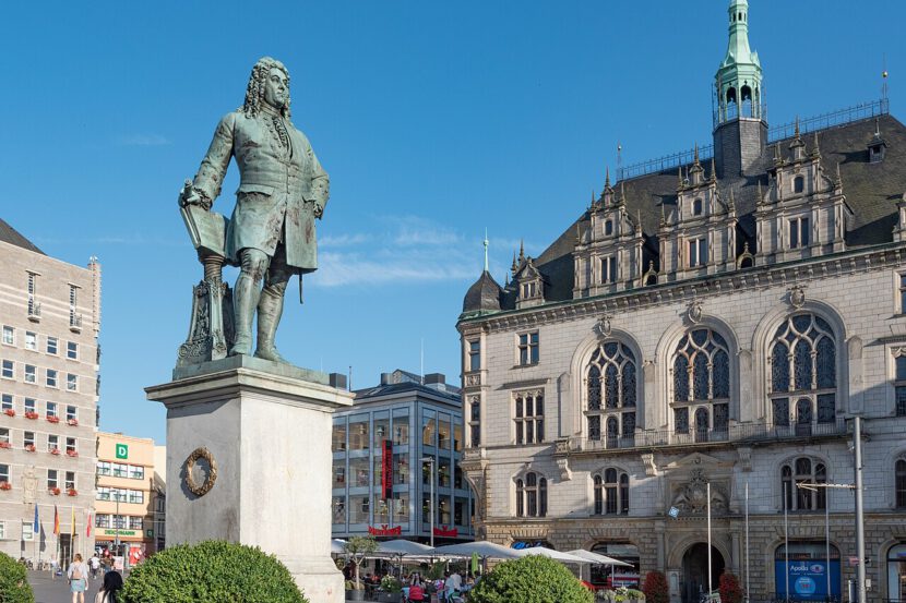 Halle (Saale), Marktplatz, Händeldenkmal. Tilman2007, CC BY-SA 4.0 , via Wikimedia Commons